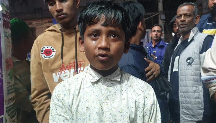 মৌলভীবাজারে চাঁদার অর্থ না দেয়ায় লাড্ডু বিক্রেতা শিশুকে মারধর,পথচারী জনতার প্রতিবাদে লঙ্কাকাণ্ড! 