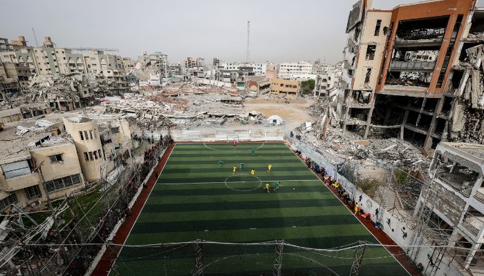 গাজায় ধ্বংসস্তূপের মাঝেই ফিরল ফুটবল