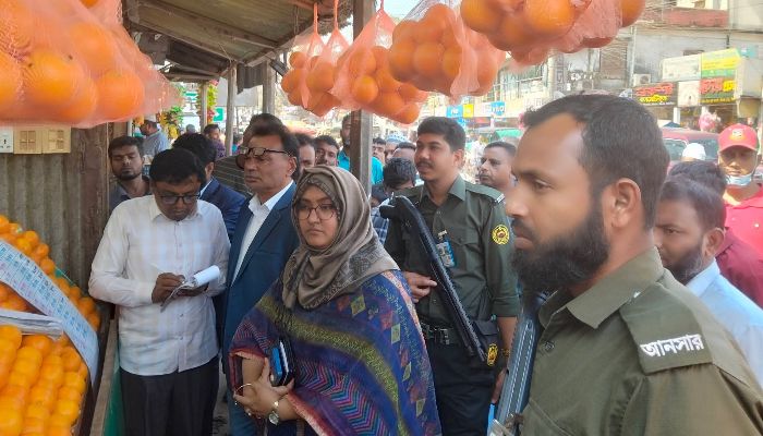 বাজার নিয়ন্ত্রণ ‘অ্যাকশনে’ ইউএনও সানজিদা রহমান