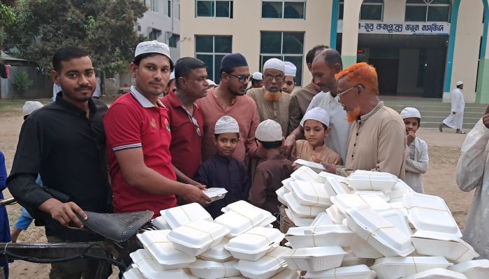 লোহাগড়ায় এতিমদের মাঝে ইফতার বিতরণ করলেন যুবদল নেতা সাইফুল ইসলাম 