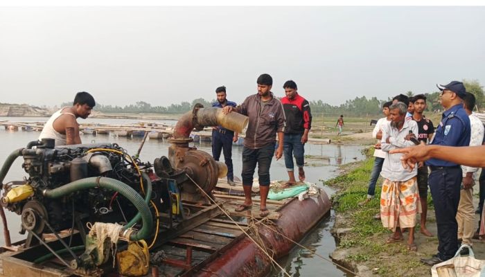 যমুনেশ্বরী নদীতে অবৈধ বালু উত্তোলনে অভিযান দুইটি ড্রেজার মেশিন ধ্বংস
