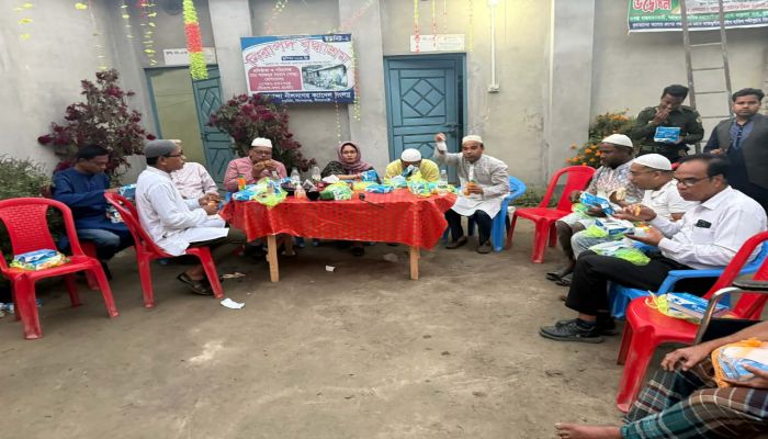 বৃদ্ধাশ্রমে বাবা–মায়েদের সঙ্গে ইউএনওর ইফতার