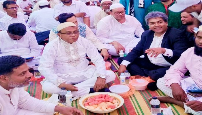 জনতার সাথেই এক কাতারে বসে ইফতার করলেন: সেলিম ভূঁইয়া এমপি