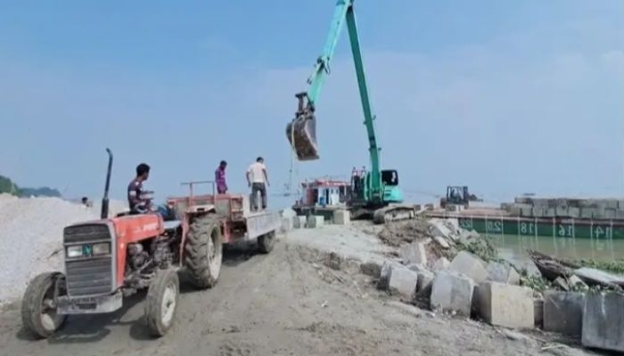 চাঁদপুর মেঘনার ভাঙন রোধে ৮শ কোটি টাকায় নির্মাণ হচ্ছে বাঁধ 