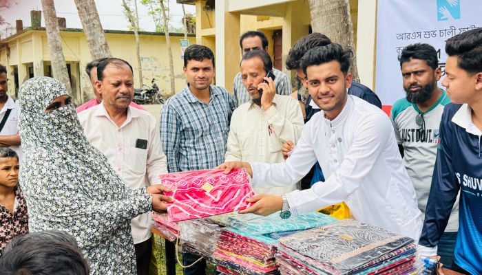 পটুয়াখালীতে ২০০ পরিবারের মাঝে ঈদ উপহার বিতরণ করল কলেজ ছাত্র শুভ ঢালী 