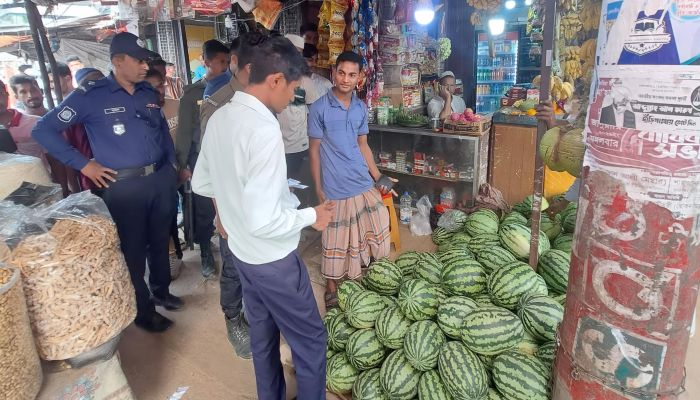 চকরিয়ায় ভ্রাম্যমাণ আদালতের অভিযানে দুই দোকানদারকে ১০ হাজার টাকা জরিমানা