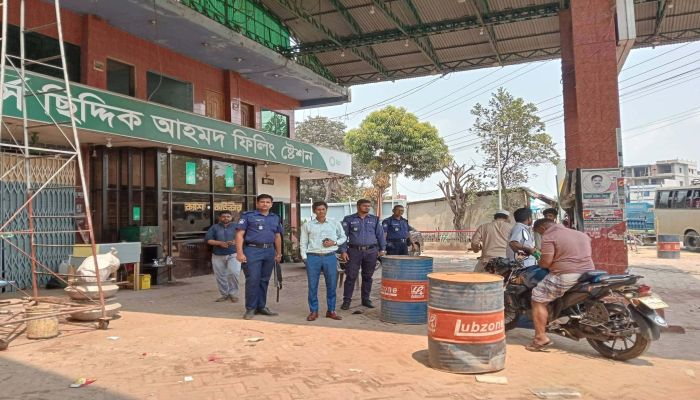 চকরিয়ায় জ্বালানি তেলে ওজন কারচুপি, দুই দোকানিকে জরিমানা