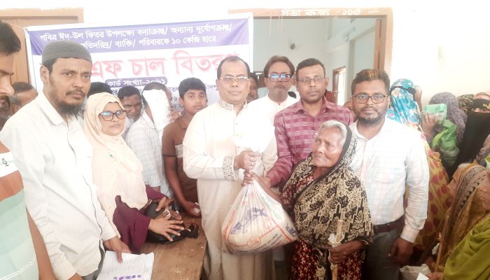 মোহনপুর ইউনিয়নে  প্রধানমন্ত্রীর দেওয়া ঈদ উপহার হিসেবে চাল বিতরণ