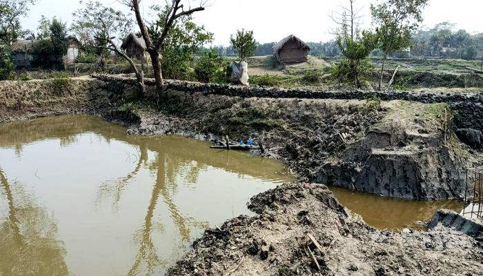 রামপালে চলাচলের রাস্তা কেটে জমি- সরকারি খাল দখল চেষ্টার অভিযোগ