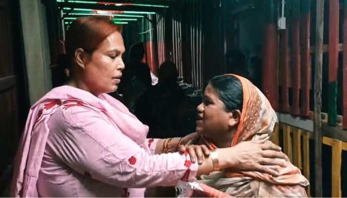 বাগেরহাটে হিজড়া রানীর ঈদ বস্ত্র বিতরণ