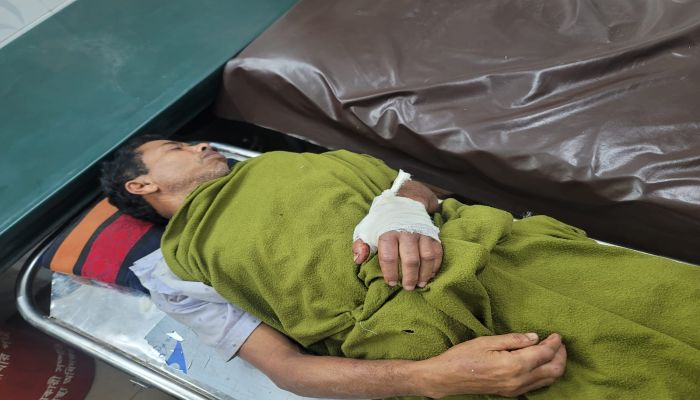 সিংড়ায় ইভটিজিংয়ের প্রতিবাদ করায় মেয়ের বাবাকে মারধর, জখম