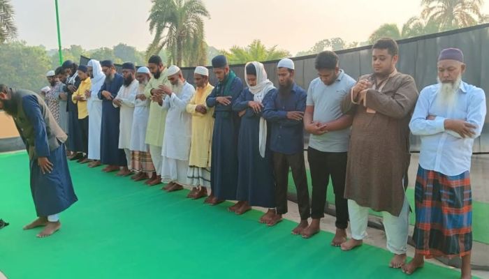 সৌদির সঙ্গে মিল রেখে পুঠিয়ায় ঈদুল ফিতরের নামাজ অনুষ্ঠিত