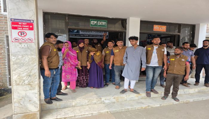 নরসিংদী জেলা হাসপাতালে ডিবির অভিযান  স্টাফ রিপোর্টার জাহিদ সরকার মনির 