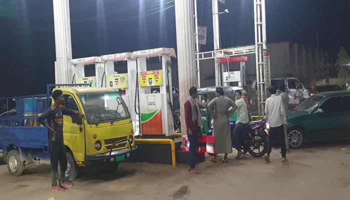 মৌলভীবাজারের পাম্পগুলোতে তেল কেনার হিড়িক, পাম্প মালিকদের সংশয়, ফুরিয়ে আসছে অকটেনের মজুদ!