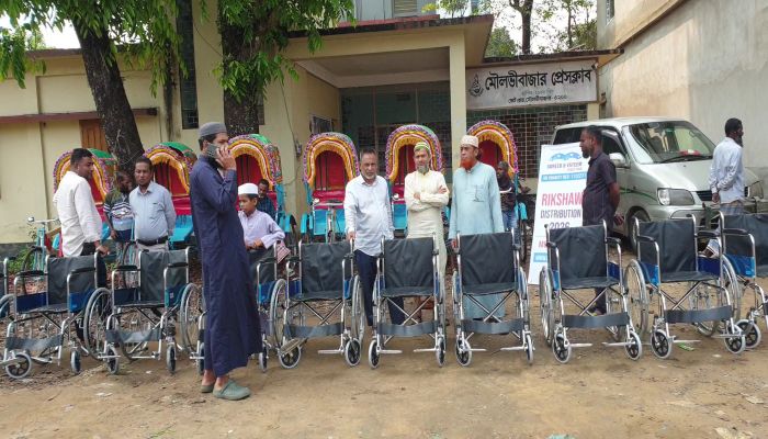 মৌলভীবাজারে নাজাত এর অর্থায়নে হুইল চেয়ার, সেলাই মেশিন-রিকশা পেয়ে খুশি গরীব দুস্থরা