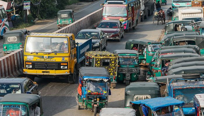 নিষেধাজ্ঞা উপেক্ষা করে মহাসড়কে দাপিয়ে বেড়াচ্ছে তিন চাকার যান, বাড়ছে দুর্ঘটনার ঝুঁকি