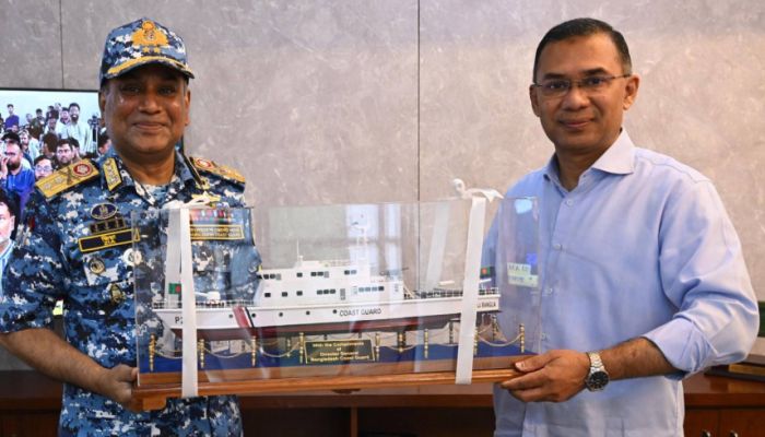 প্রধানমন্ত্রীর সঙ্গে বাংলাদেশ কোস্ট গার্ড মহাপরিচালকের সৌজন্য সাক্ষাৎ