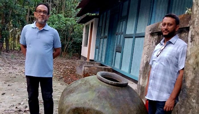 আধুনিকতার ছোঁয়ায় হারাচ্ছে গ্রামবাংলার ঐতিহ্য—লক্ষ্মীপুরে বিলুপ্তির পথে মাটির মটকা”