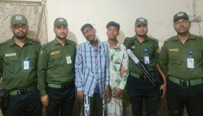 ঢামেক হাসপাতালে আনসার সদস্যদের তৎপরতায় প্রতারণা ও চুরি চেষ্টার দুই অভিযুক্ত আটক