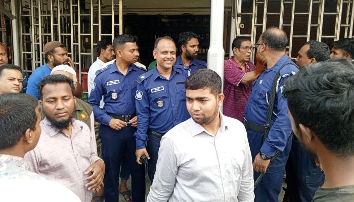 ঈশ্বরদীতে জ্বালানী তেল মজুদ করায় ব্যবসায়ীকে জরিমানা