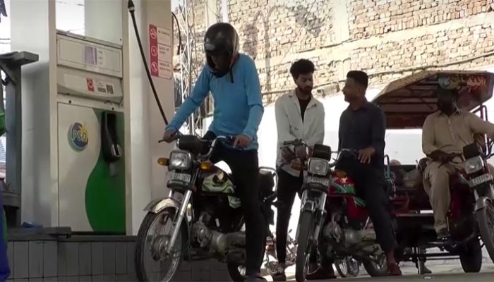 সোমবারের মধ্যে পাকিস্তানে ৭০% পেট্রোল পাম্প জ্বালানি শুন্যের শঙ্কা: ডন