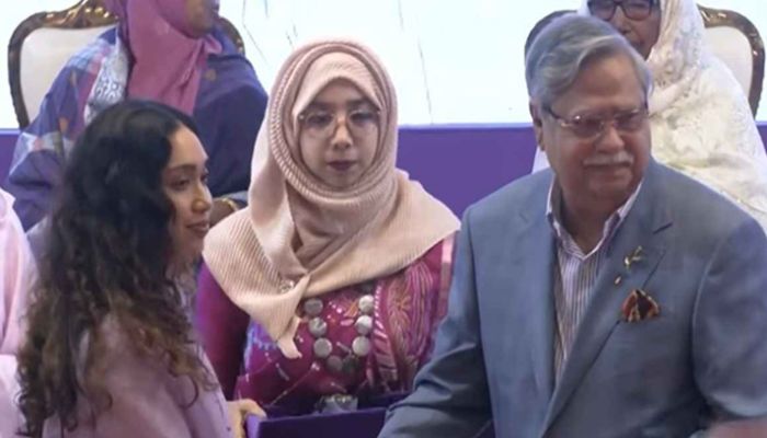 খালেদা জিয়ার পুরস্কার গ্রহণ করলেন জাইমা রহমান