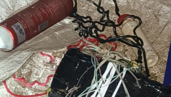 দৌলতপুরে বোমা সদৃশ একটি বস্তু উদ্ধার করেছে পুলিশ 