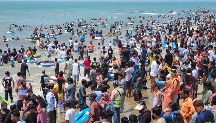 ঈদের ছুটিতে কক্সবাজারে পর্যটকের ঢল