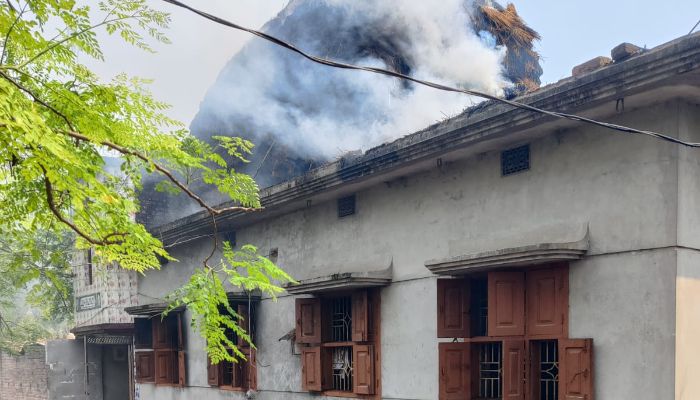 চাঁপাইনবাবগঞ্জে সালিশ বৈঠকে অর্ধশত ককটেল বিস্ফোরণ, অগ্নিসংযোগ ও লুটপাটের অভিযোগ