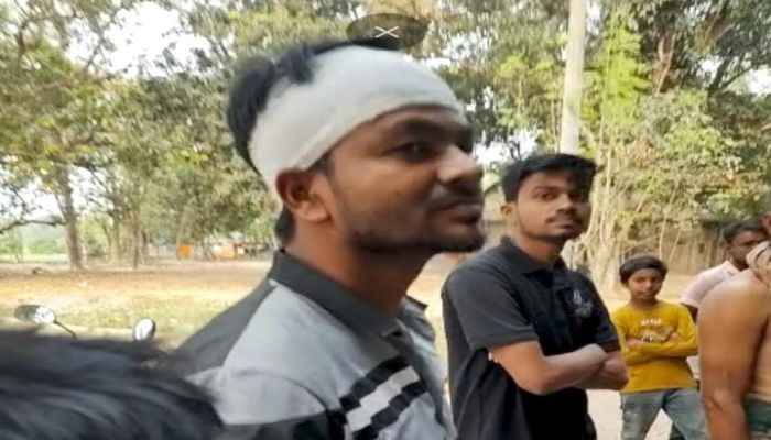 গৃহবধূর নগ্ন ভিডিও ধারণ করে ব্লাকমেইল  প্রতিবাদ করায় মারধরের অভিযোগ