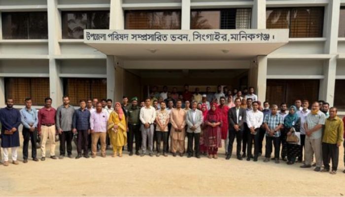 প্রটোকল ছাড়াই সিংগাইর উপজেলা পরিষদে প্রতিমন্ত্রী