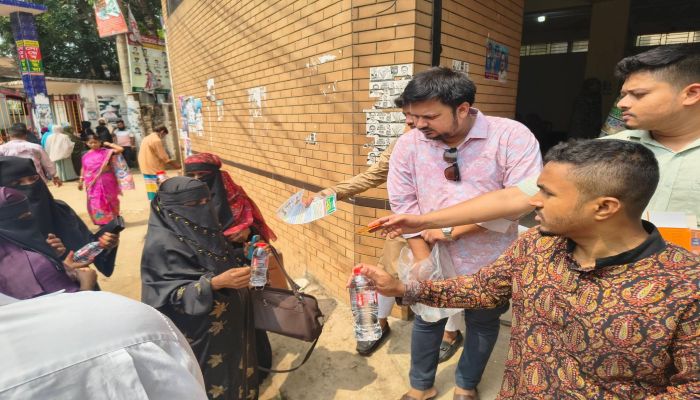 ভালুকায় ছাত্রদলের উদ্যোগে পরীক্ষার্থীদের মাঝে পানি ও স্যালাইন বিতরণ