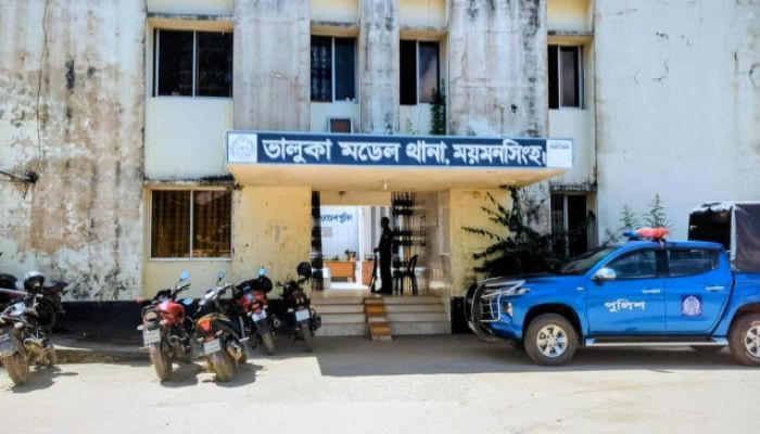 ভালুকায় জমি বিরোধে বাড়ির বেড়ায় আগুন, নিরাপত্তাহীনতায় পরিবার