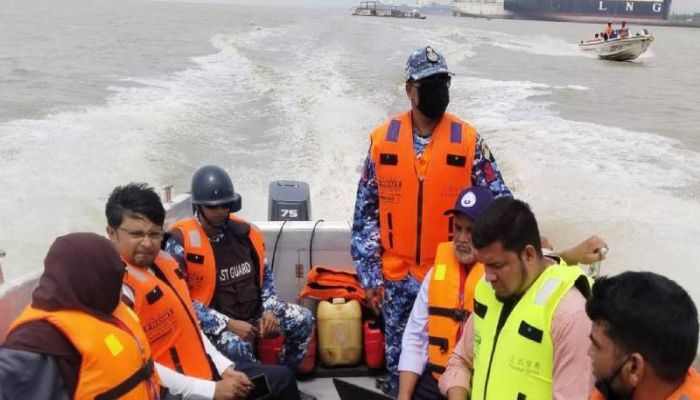 সীতাকুণ্ড উপকূলে অবৈধ বালু উত্তোলনে প্রশাসনের অভিযান,  ৫ প্রতিষ্ঠানে জরিমানা