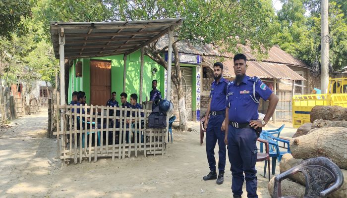 দৌলতপুরে দরবার প্রধান শামীম হত্যার সুত্রে বাউল শিল্পী  শফি মন্ডলের বাড়িতে পুলিশ মোতায়েন