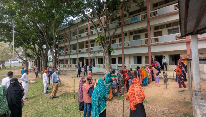 স্থগিত হওয়া শেরপুর-৩ আসনে সকাল থেকেই ভোটকেন্দ্রে ভিড়, নারী ভোটারের উপস্থিতি বেশি