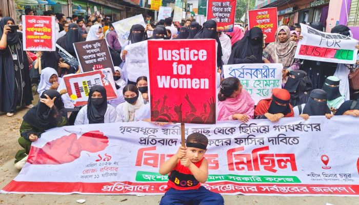 হোমনায় স্বামীকে আটকিয়ে স্ত্রীকে ধর্ষণের প্রতিবাদে বিক্ষোভ সমাবেশ 