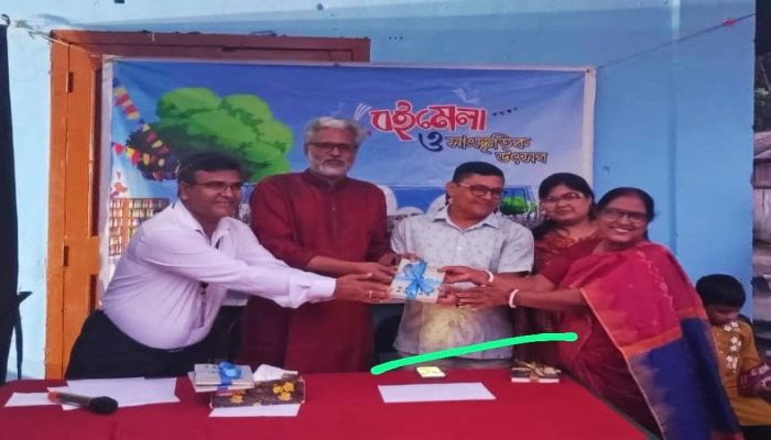 নীলফামারীতে ভ্রাম্যমাণ বইমেলার সমাপনী দিনে ছন্দে-উৎসবে পুরস্কার পেল বিজয়ীরা