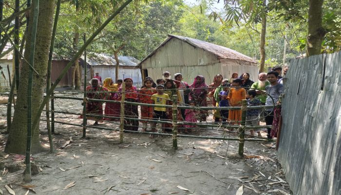 গাইবান্ধায় জমি বিরোধে রাস্তায় বাঁশের বেড়া, অবরুদ্ধ ত্রিশ পরিবারের দুই শতাধিক মানুষ