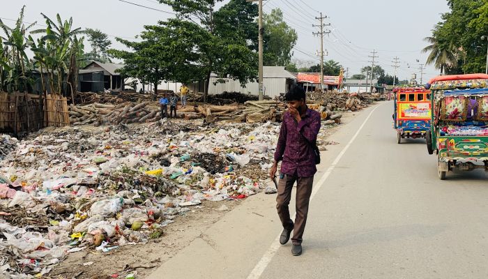 মাদারগঞ্জে মহাসড়কের পাশে ময়লার ভাগাড়, কাজে আসছে না ৮০ লাখ টাকার  ডাম্পিং স্টেশন