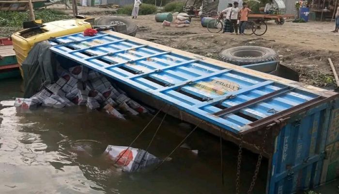 ফেরিতে উঠতে গিয়ে নদীতে ট্রাক উল্টে নিহত ১