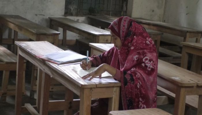 তিনদিন আগে সিজার, কুড়িগ্রামের নবজাতক রেখে পরীক্ষার হলে মা