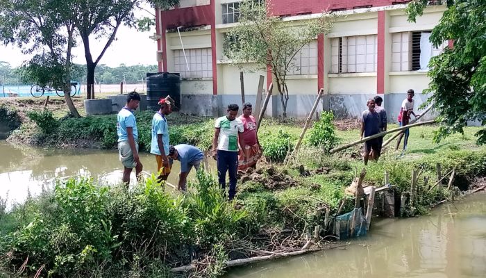 প্রতিমন্ত্রী ড. শেখ ফরিদুল ইসলাম এর নির্দেশনায় জোড়া খালের অবৈধ বাঁধ অপসারণ।
