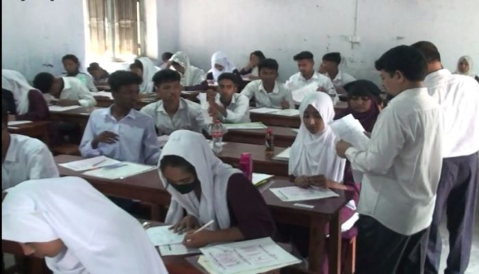 সারাদেশের মতো নাটোরেও শুরু হয়েছে এসএসসি সমমানের পরীক্ষা