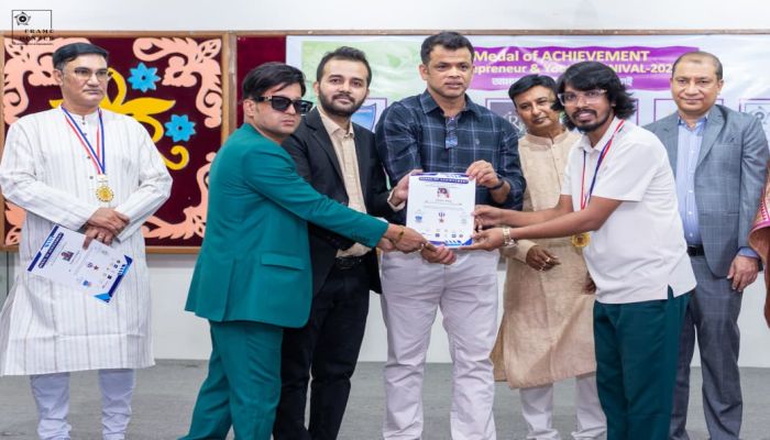 বিশেষ সম্মাননায় ভূষিত সাংবাদিক হৃদয় খান