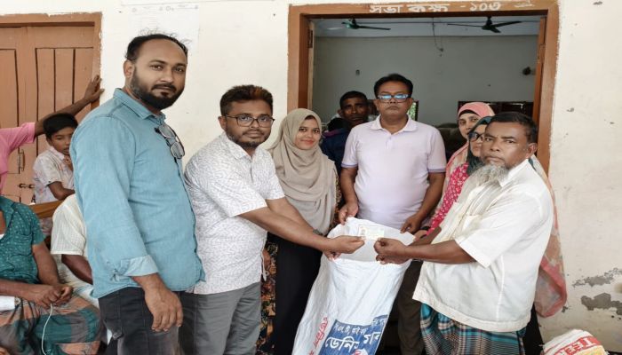 মতলব উত্তরের মোহনপুরে নিবন্ধিত জেলেদের মাঝে চাল বিতরণ