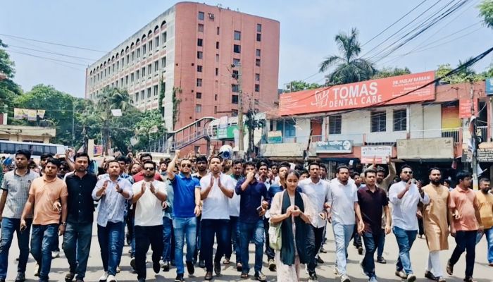 সিটি কলেজে ছাত্রদল নেতাকর্মীদের ওপর শিবিরের হামলার প্রতিবাদে কবি নজরুল কলেজ ছাত্রদলের বিক্ষোভ 