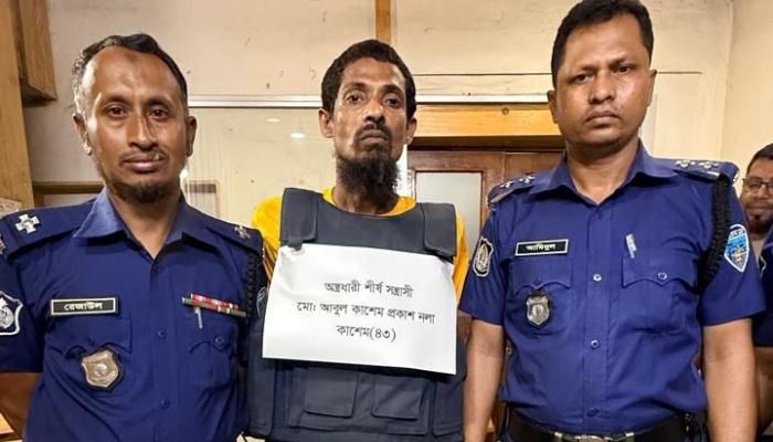 সীতাকুণ্ডে বিদেশি পিস্তলসহ শির্ষ সন্ত্রাসী নলা কা‌শেম গ্রেপ্তার