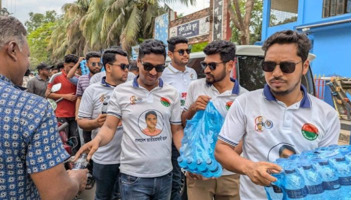 পানি-স্যালাইন নিয়ে তেলের লাইনে দাঁড়ানো বাইকারদের পাশে ছাত্রদল