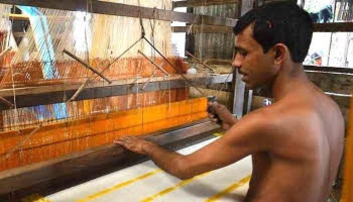 নববর্ষ সামনে রেখে সিরাজগঞ্জে তাত পল্লী গুলোতে ব্যস্ত সময় পার করছে শ্রমিকরা 